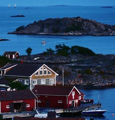 Havet, två meter från med egen brygga. - Bild 17