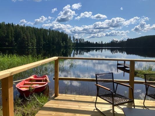 Stuga med egen badstrand, brygga och roddbåt.