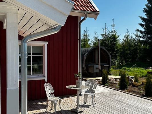 Hyr denna stuga i  på 80 m². 2 sängplatser. Från 13 200 kr per vecka. Se bilder och tillgänglighet här.