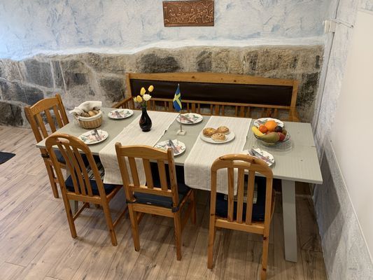 Hyr denna stuga i Mörrum på 58 m². 4-7 sängplatser. 3 500 - 3 900 kr per vecka. Se bilder och tillgänglighet här.