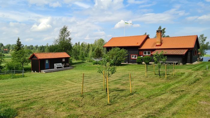 Hyr denna stuga i Mora på 120 m². 7-8 sängplatser. Från 12 500 kr per vecka. Se bilder och tillgänglighet här.