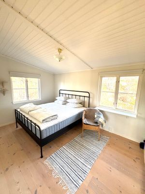 Sovrum med dubbelsäng, 180 cm