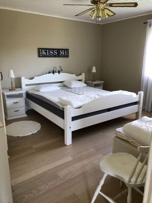 Hyr denna stuga i  på 127 m². 10 sängplatser. 12 000 - 15 000 kr per vecka. Se bilder och tillgänglighet här.