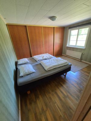 Hyr denna stuga i Bengtsfors på 120 m². 7 sängplatser. Från 6 500 kr per vecka. Se bilder och tillgänglighet här.