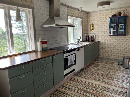 Hyr denna stuga i Lofsdalen på 130 m². 10-17 sängplatser. Från 15 000 kr per vecka. Se bilder och tillgänglighet här.