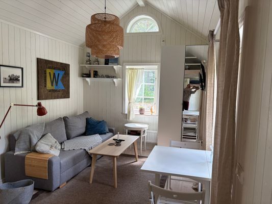 Hyr denna stuga i  på 32 m². 2-3 sängplatser. 5 750 - 6 750 kr per vecka. Se bilder och tillgänglighet här.