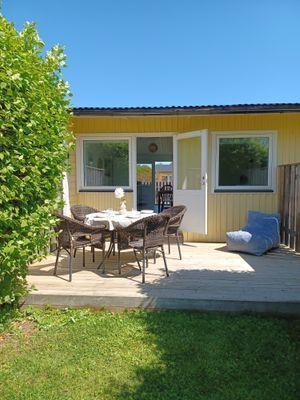 Mysig gavelstuga nära hav och skog