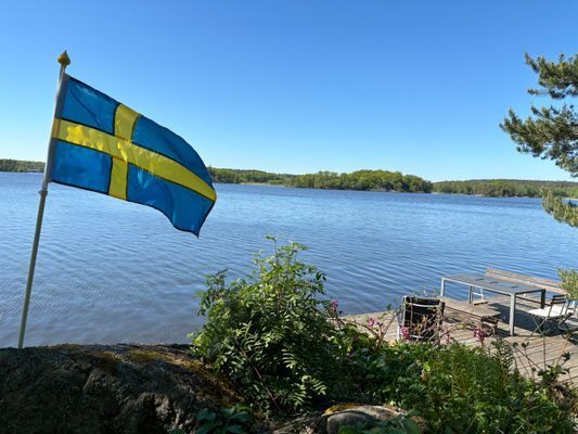 Hyr denna stuga i Stockholm på 25 m². 6-7 sängplatser. 25 000 - 35 000 kr per vecka. Se bilder och tillgänglighet här.