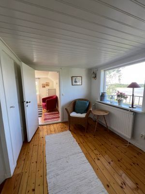 Torp vid vattnet, kvällssol, egen brygga och båt - Bild 13