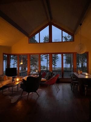 Hyr denna stuga i  på 70 m². 4 sängplatser. 10 000 - 15 000 kr per vecka. Se bilder och tillgänglighet här.