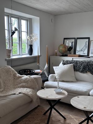 Vardagsrum med två generösa soffor och kamin