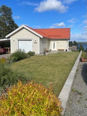 Hyr denna stuga i  på 135 m². 6 sängplatser. 8 500 - 10 500 kr per vecka. Se bilder och tillgänglighet här.