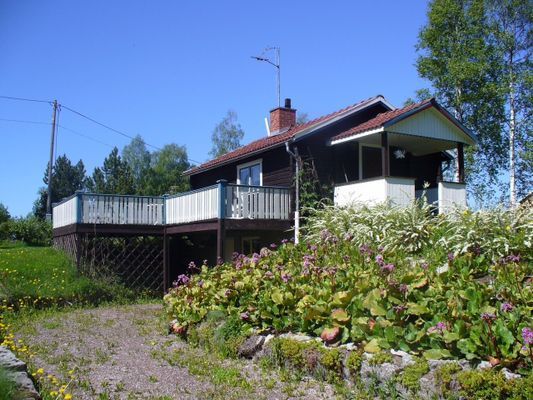 Hyr denna stuga i  på 60 m². 6-8 sängplatser. 4 000 - 12 000 kr per vecka. Se bilder och tillgänglighet här.