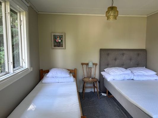 Sjönära fritidshus i lugna omgivningar - Bild 24