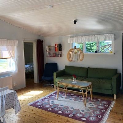 Hyr denna stuga i Borgholm på 42 m². 4-6 sängplatser. 7 000 - 12 000 kr per vecka. Se bilder och tillgänglighet här.