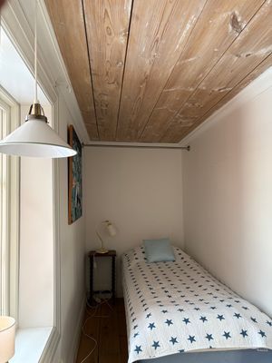 Del av sovrum 3, enkelsäng 80 cm i eget litet utrymme.