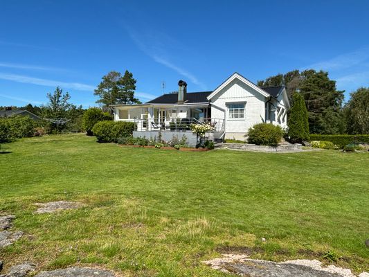 Hyr denna stuga i  på 90 m². 4-6 sängplatser. 10 999 - 14 000 kr per vecka. Se bilder och tillgänglighet här.
