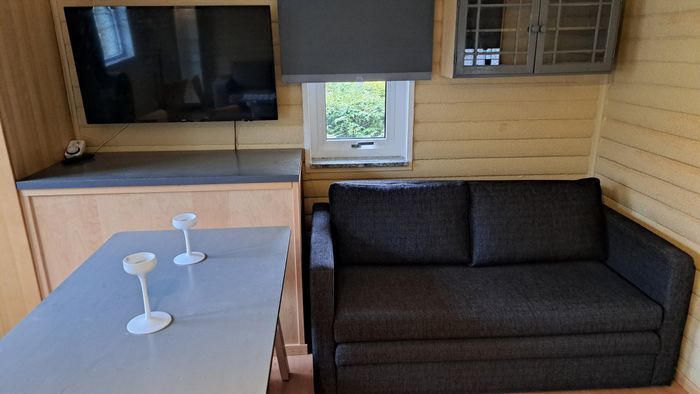 Stuga i naturskön bokskog med pool och nära kust