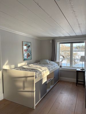 Sovrum 3 med dubbelsäng 180 cm + enkelsäng 90 cm + enkelsäng 80 cm.