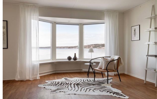 Hyr denna stuga i Saltsjöbaden på 180 m². 6 sängplatser. 23 000 - 25 000 kr per vecka. Se bilder och tillgänglighet här.