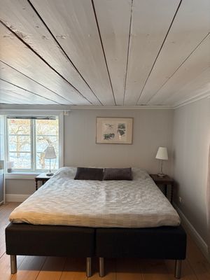 Sovrum 3 med dubbelsäng 180 cm + enkelsäng 90 cm + enkelsäng 80 cm.