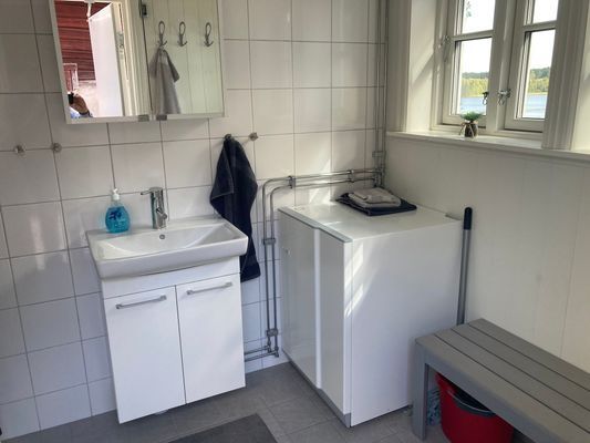 Utrymme för ombyte i duschrummet till bastun