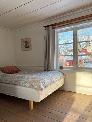 Sovrum 1 med dubbelsäng 180 + enkelsäng 120 cm.