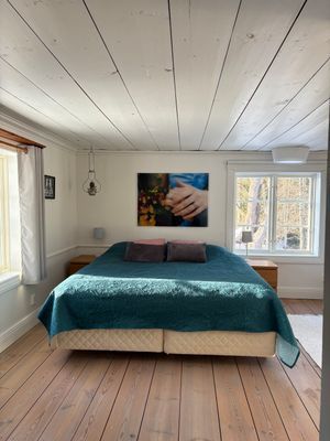 Sovrum 1 med dubbelsäng 180 + enkelsäng 120 cm.