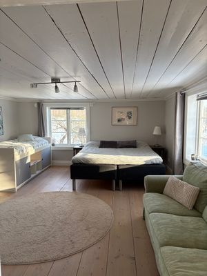 Sovrum 3 med dubbelsäng 180 cm + enkelsäng 90 cm + enkelsäng 80 cm.