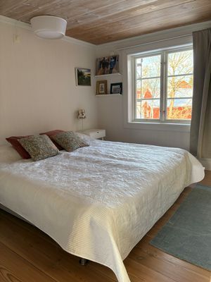 Sovrum 2 med dubbelsäng 180 cm.