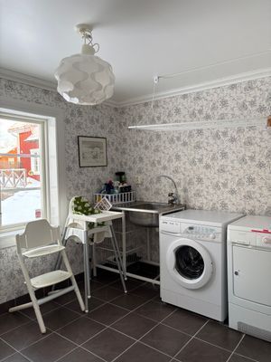 Tvättstuga med tvättmaskin och torktumlare.