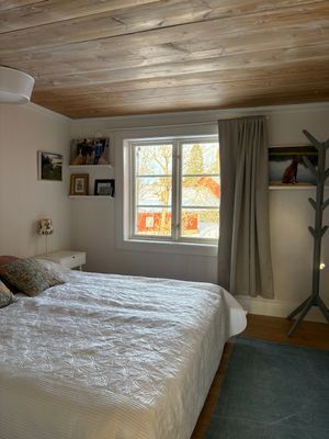 Sovrum 2 med dubbelsäng 180 cm.