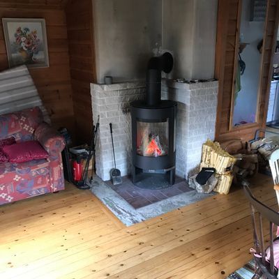 Hyr denna stuga i Mariefred på 45 m². 2-4 sängplatser. 3 500 - 5 500 kr per vecka. Se bilder och tillgänglighet här.