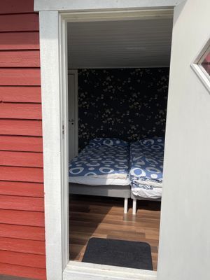 Fyra bäddar, två som syns på bilden i det största rummet.