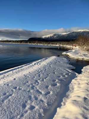 Bild 3 på Drömstuga i Marsliden -sjöutsikt, bastu, och kamin