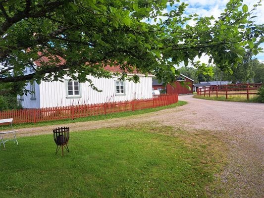 Charmig drängstuga från 1880 på hästgård - Orust
