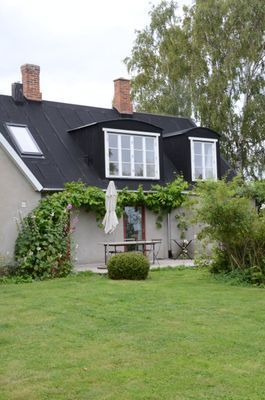 Charmigt hus med havsutsikt och växthus