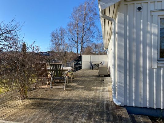 Hyr denna stuga i Haverdal på 74 m². 7-8 sängplatser. Från 20 000 kr per vecka. Se bilder och tillgänglighet här.