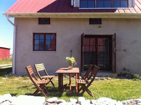 Fårö kalkstenshus i gårdsmiljö - Bild 13