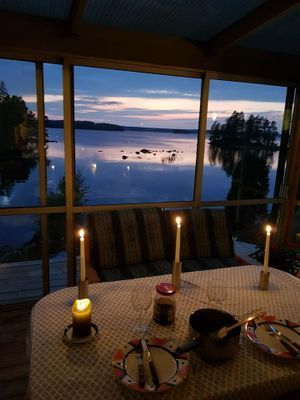 Bild 3 på Emmesviken - Sjöstuga med egen vik, bastuflotte.