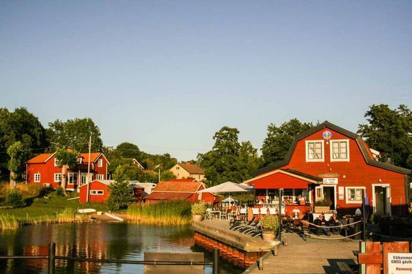 https://www.angbatsbryggan.se/  Café , Restaurang, Konstutställning och Idyll
