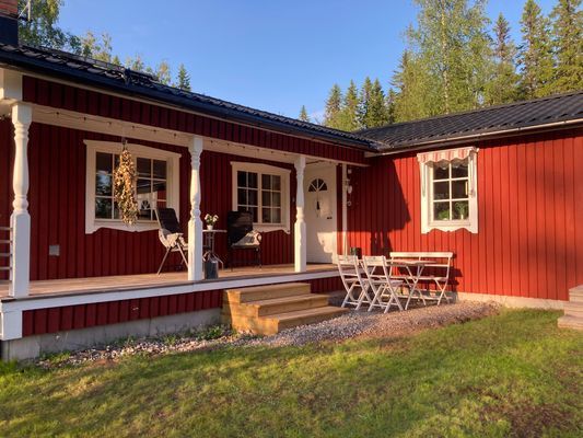 Ombonad stuga vid spår och sjö i Harsa