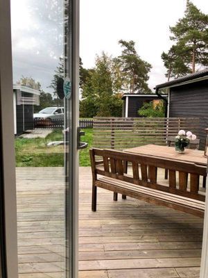 Terass norra delen( morgonsols läge) man ser parkeringen för 2 bilar.