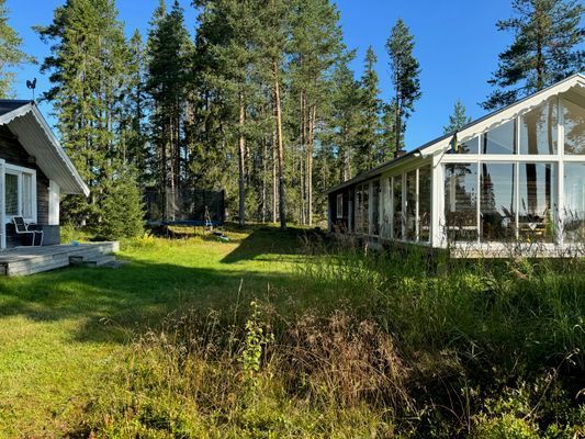 Charmig stuga och gäststuga i idylliska Jävrebyn