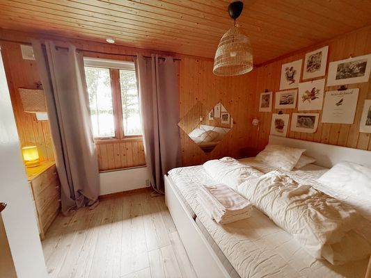 Idylliska stuga vid en sjö mitt i skogen - Bild 20