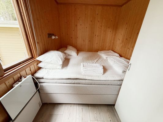 Idylliska stuga vid en sjö mitt i skogen - Bild 22