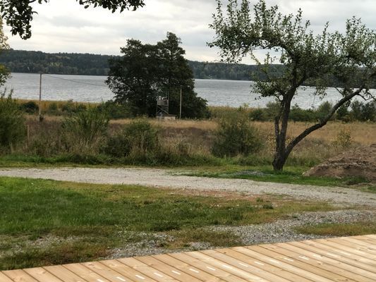 Hyr denna stuga i  på 50 m². 2 sängplatser. 6 000 - 7 000 kr per vecka. Se bilder och tillgänglighet här.