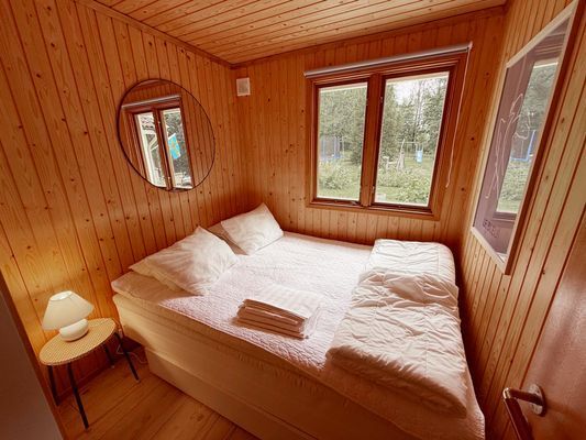 Idylliska stuga vid en sjö mitt i skogen - Bild 21