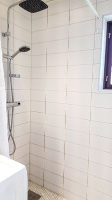 Badrum med dusch och tvättmaskin
