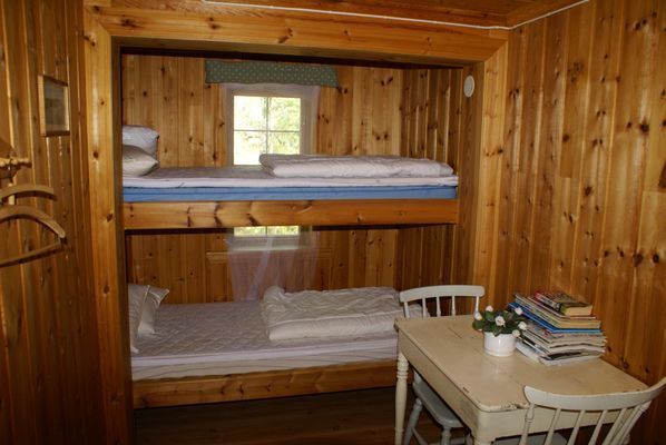 Mysiga stugor vid sjö, egen badplats och båt - Bild 9